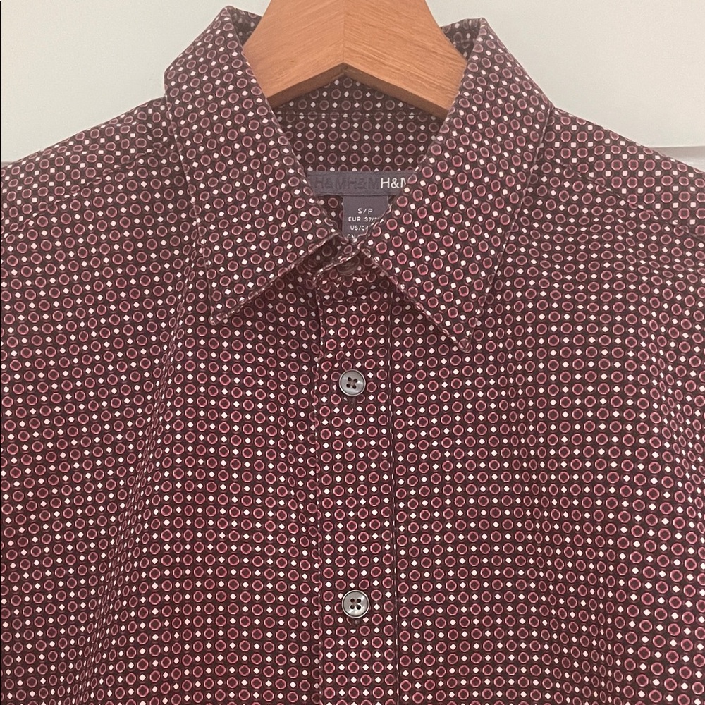H&M Men's Maroon Geometric Button-Down Dress Shirt